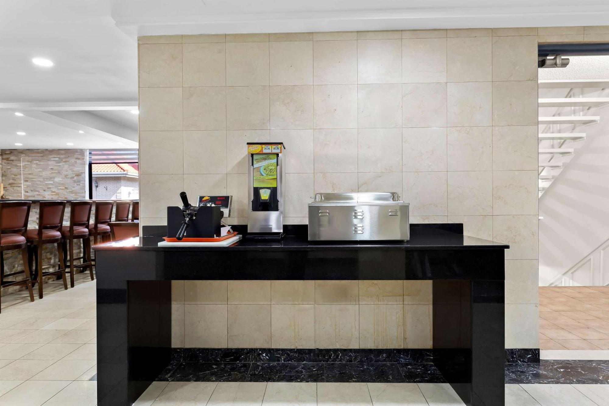 Surestay Plus By Best Western Виндзор Экстерьер фото
