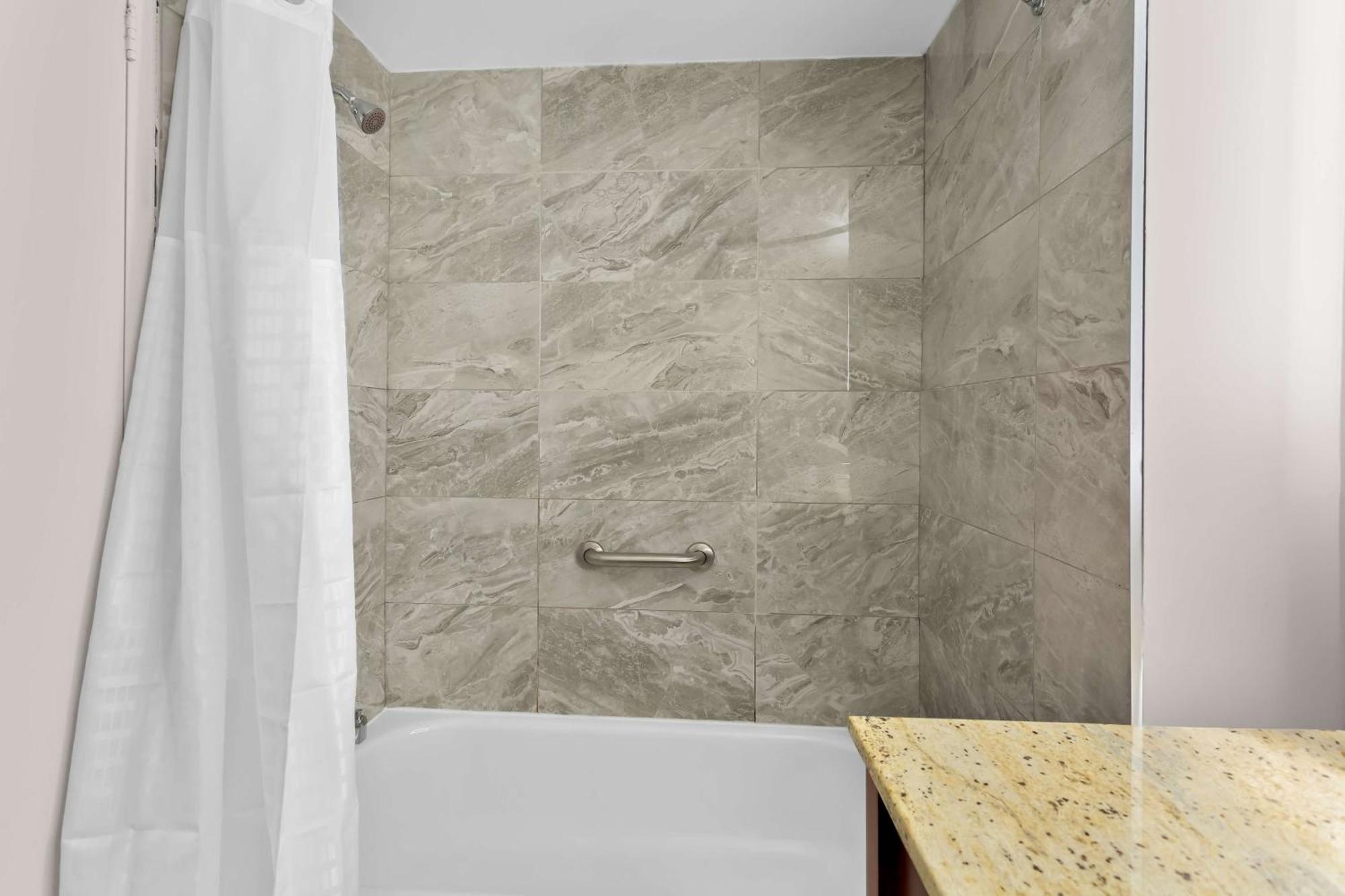 Surestay Plus By Best Western Виндзор Экстерьер фото